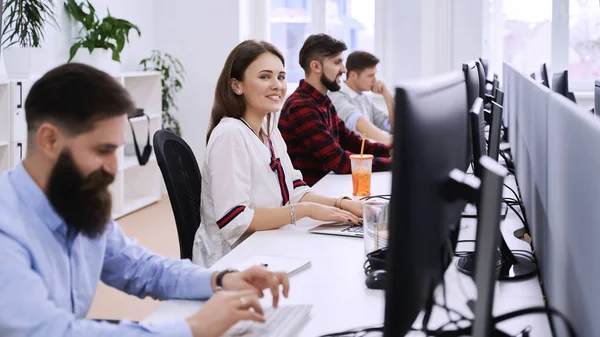 Les Gens Qui Travaillent Dans Bureau Informatique Moderne Groupe Jeunes — Photo