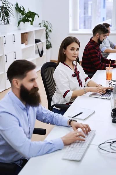 Personas Que Trabajan Oficina Moderna Grupo Jóvenes Programadores Desarrolladores Software —  Fotos de Stock