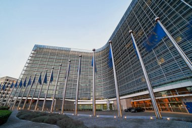 Brüksel, Belçika, 4 Nisan 2019-Avrupa Birliği AB bayrakları Berlaymont binasının önünde, Avrupa Komisyonu Genel Merkezi.