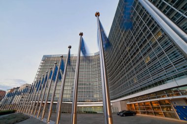 Brüksel, Belçika, 4 Nisan 2019-Avrupa Birliği AB bayrakları Berlaymont binasının önünde, Avrupa Komisyonu Genel Merkezi.
