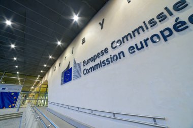 Brüksel, Belçika, 4 Nisan 2019 - Avrupa Komisyonu 'nun Berlaymont binası cephesi logosu, AK karargahı.