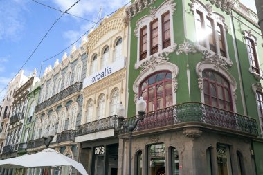 Las Palmas de Gran Canaria, İspanya - 18 Eylül 2022: Ana alışveriş caddesi Calle Triana 'daki eski binalar