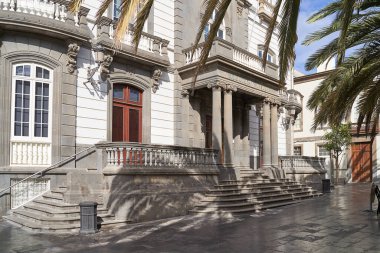 Las Palmas de Gran Canaria, İspanya - 18 Eylül 2022: Biblioteca Insular de Gran Canaria sözleriyle Gran Kanarya Ada Kütüphanesi Cephesi