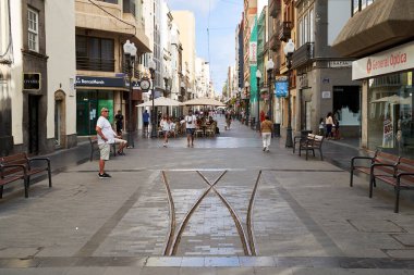 Las Palmas de Gran Canaria, İspanya - 18 Eylül 2022: Ana alışveriş caddesi Calle Triana 'daki eski tren rayları