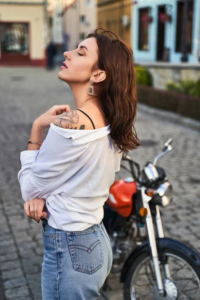 Young Beautiful Woman Blue Denim Jeans White Shirt Posing Motorcycle — Stock Photo, Image