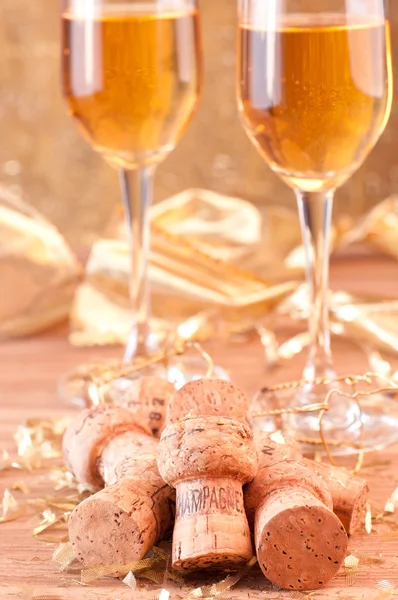 Champagne kurken en gouden decoratie — Stockfoto