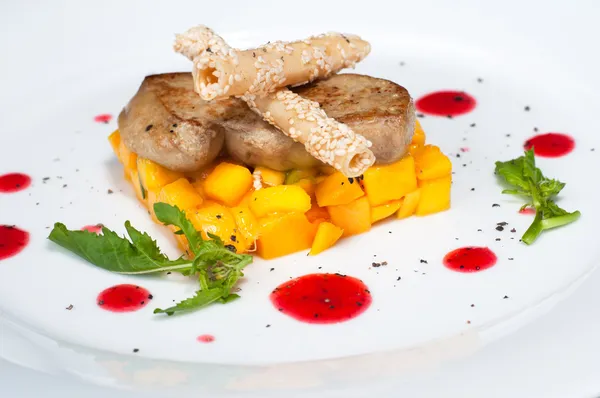 Pan bruciato foie gras su mango maturo da vicino — Foto Stock