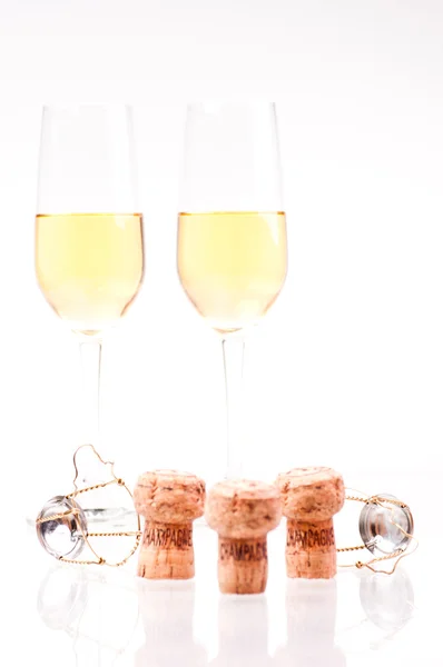 Tre tappi di champagne, bicchieri e fili — Foto Stock