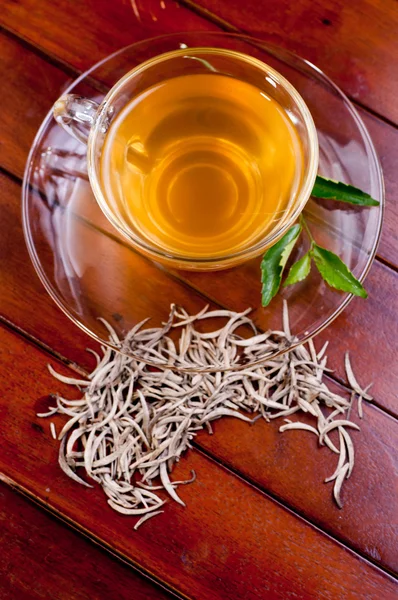 Ezüst csésze tea tippek egy fából készült asztal — Stock Fotó