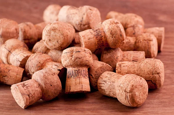 Tappi di champagne su un tavolo di legno — Foto Stock