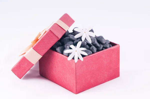 Természet ajándék doboz-val fekete zen kő és a jázmin virágok — Stock Fotó