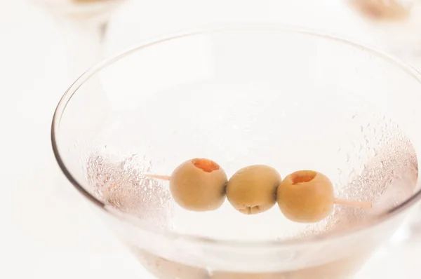 Сухий коктейль Мартіні з оливками екстремальний вид зверху — стокове фото