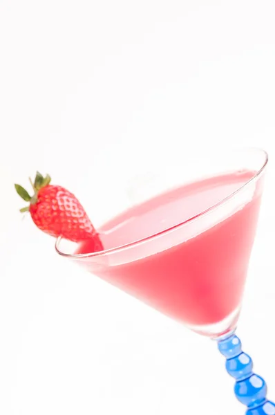 Strawberry daiquiri cocktail med färska jordgubbar garnering nära upp — Stockfoto