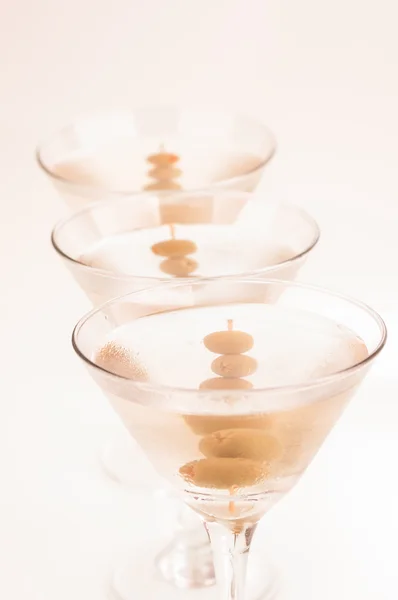 Drei trockene Martini-Cocktails in einer Reihe aus nächster Nähe — Stockfoto