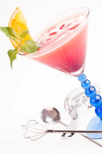 Cocktail Tropical Fizz Champagne com utensílios de bar — Fotografia de Stock