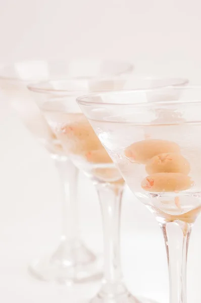 Drei trockene Martini-Cocktails in extremer Nahaufnahme auf hellviolettem Hintergrund — Stockfoto