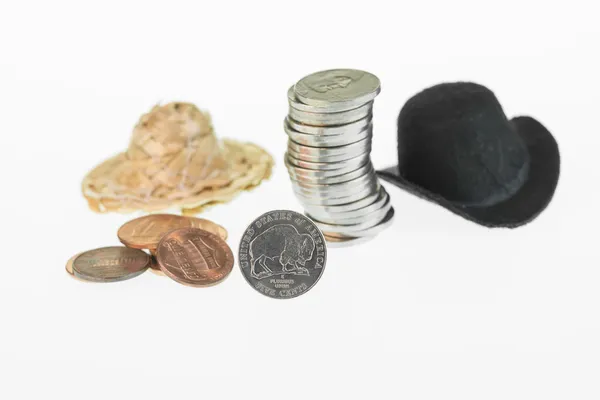 American bison nickel of The 2005 Westward Journey Nickel Series, cowboy hat, straw hat, pennies and nickels close up — Stock Photo, Image
