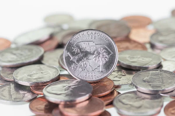 South Carolina State Quarter com outras moedas extrema close-up — Fotografia de Stock