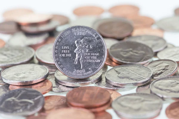 New Hampshire State Quarter com outras moedas extremas de perto — Fotografia de Stock