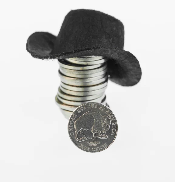 Amerikaanse bizon nikkel van de 2005 westwaarts reis nikkel serie en cowboy hoed op een stapel van nickels — Stockfoto