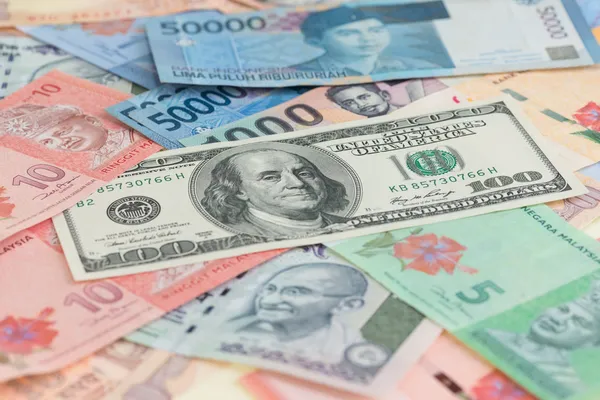 Hundert-Dollar-Schein und asiatische Währungen hautnah — Stockfoto