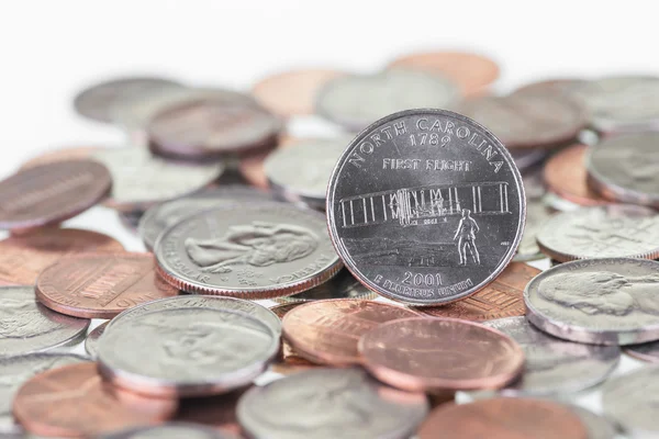 North Carolina State Quarter com outras moedas extrema close-up — Fotografia de Stock