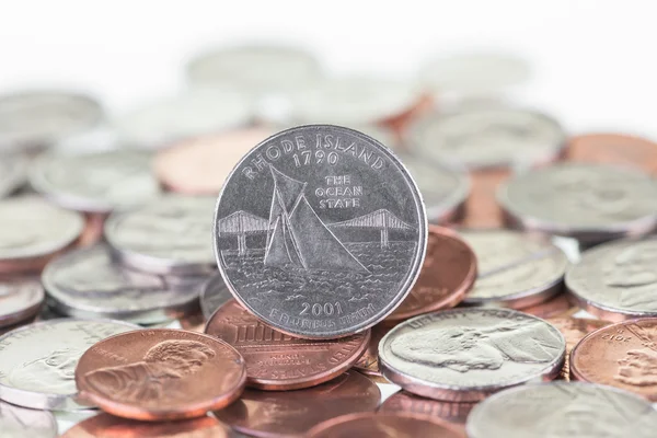 Rhode Island State Quarter com outras moedas extremas de perto — Fotografia de Stock
