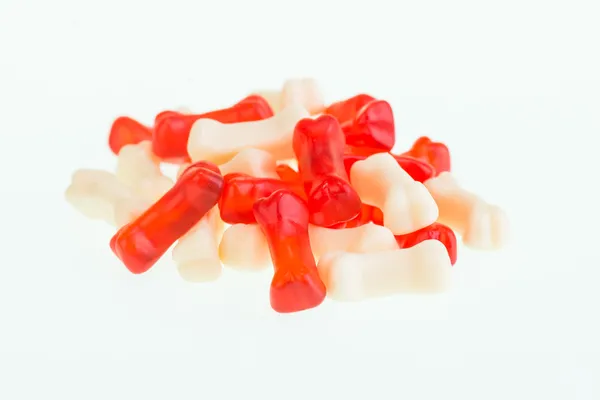Rojo y crema huesos gomosos dulces — Foto de Stock