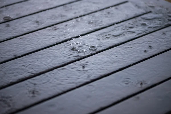 木製デッキのクローズ アップの雨滴をはねかける — ストック写真