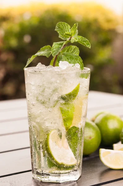 Mojito cocktail buitenshuis close-up — Stockfoto