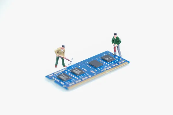 Miniature workmen working on the computer RAM or Random Access Memory component — Stock Photo, Image