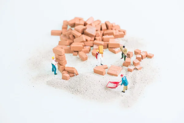 Miniature workmen doing construction work top view close up — Stock Photo, Image