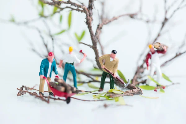 Obreros en miniatura cortando y talando árboles de cerca — Foto de Stock