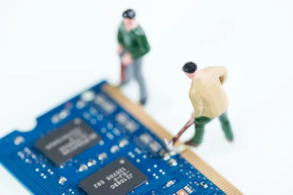 Miniatur-Arbeiter, die am Computer-Ram oder der Zufallszugriffsspeicherkomponente arbeiten Stockbild