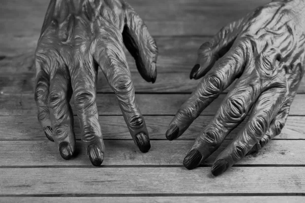 Manos de hombre lobo para Halloween en blanco y negro — Foto de Stock