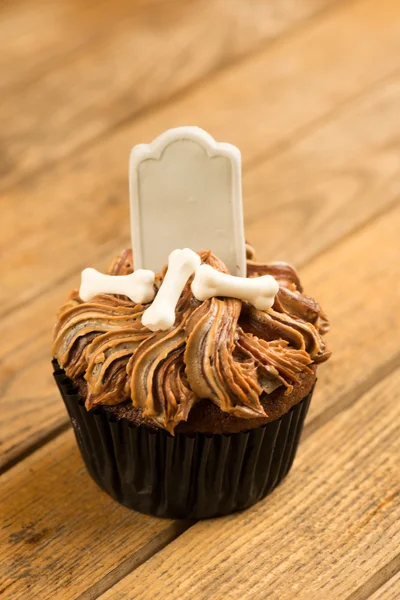 Cupcake de Halloween com topper lápide em branco close-up — Fotografia de Stock