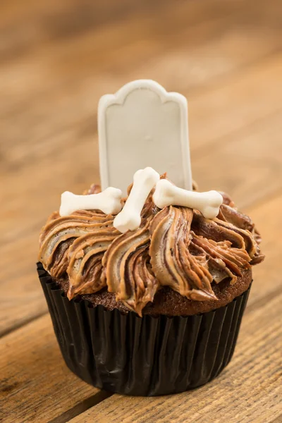 Halloween cupcake with blank tombstone topper close-up — Stock Photo, Image