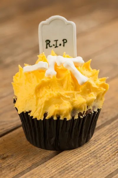 Kürbis-Halloween-Cupcake auf einem rustikalen Holztisch — Stockfoto