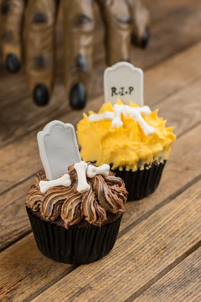 Hombre lobo mano poco a poco llegar a un cupcake de Halloween —  Fotos de Stock