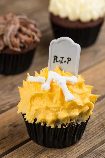 Halloween-Cupcakes auf einem rustikalen Holztisch — Stockfoto