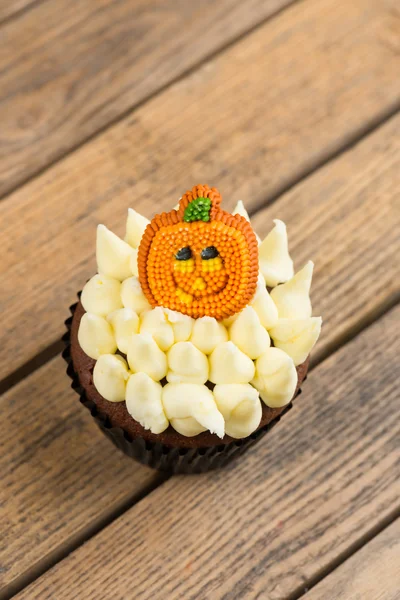 Halloween cupcake with pumpkin cake topper top view — Stock Photo, Image