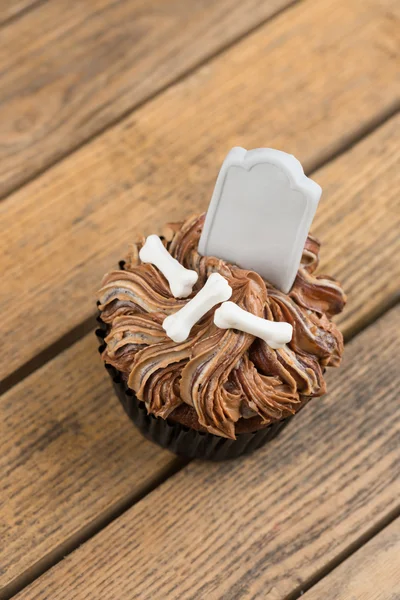 Cupcake de Halloween com lápide em branco topper vista superior — Fotografia de Stock