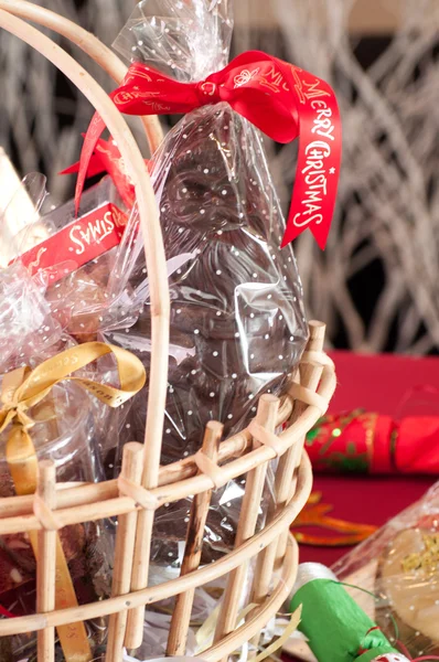 Moș Crăciun de ciocolată într-un coș de cadouri aproape — Fotografie, imagine de stoc