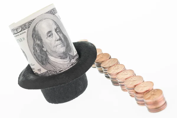 One hundred dollar banknote in a hat and a row of one pennies — Stock Photo, Image