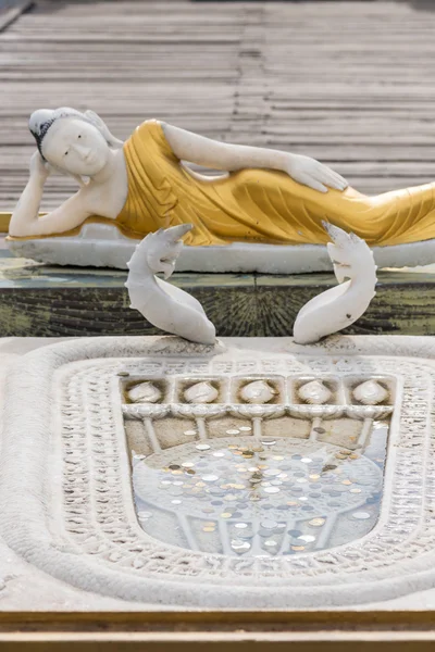 Reclining Buddha statue in Seema Malaka Temple in Colombo, Sri Lanka — Stock Photo, Image