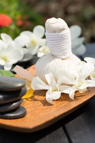 Traditionele kruiden spa massage — Stockfoto