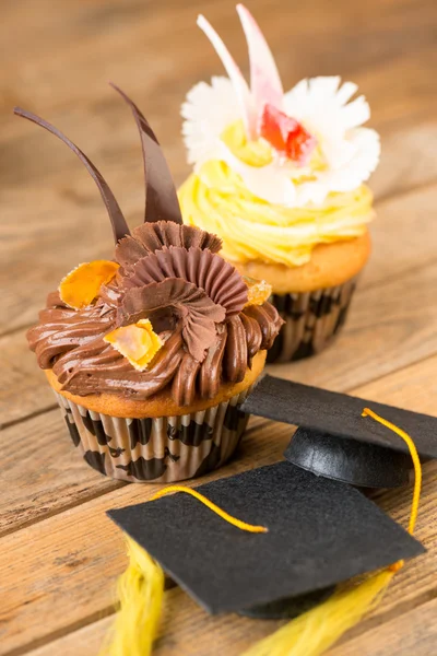 Cupcakes de graduación con tablero de mortero de cerca —  Fotos de Stock