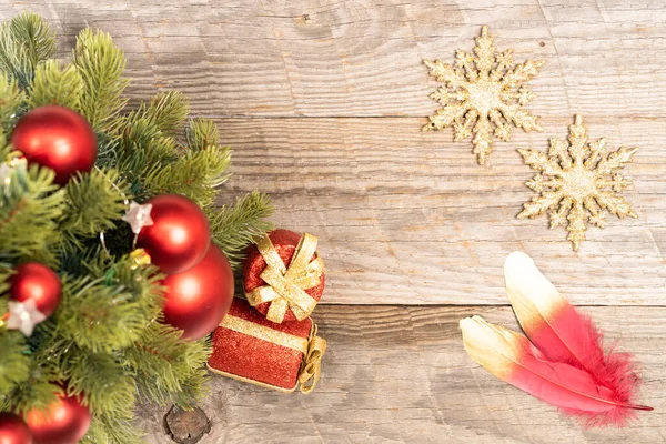 Weihnachtskonzept Mit Baum Kugeln Geschenkschachteln Federn Und Schneeflockenschmuck Von Oben — Stockfoto