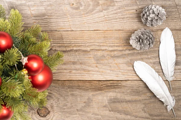 Karácsonyi Koncepció Ezüst Tollakkal Fenyőtobozokkal Felülnézet — Stock Fotó
