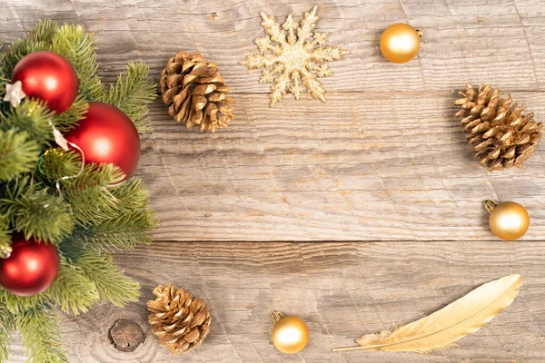 Weihnachtskonzept Mit Baum Kugeln Tannenzapfen Feder Und Schneeflockenschmuck Von Oben — Stockfoto